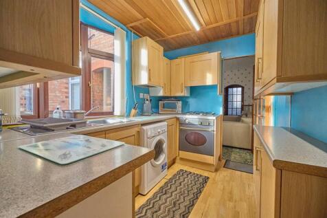 FITTED KITCHEN TO REAR
