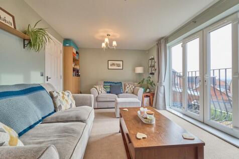 LOUNGE TO REAR
