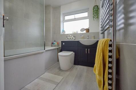 Rear Refitted Family Bathroom