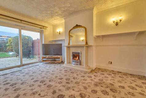 LOUNGE TO REAR