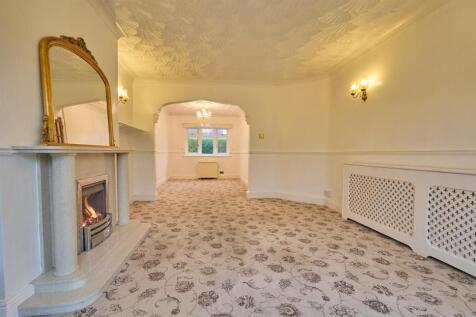 LOUNGE TO REAR
