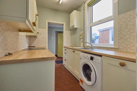 FITTED KITCHEN TO REAR