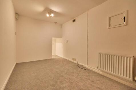 FAMILY ROOM TO FRONT