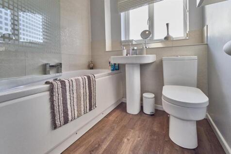 Rear Refitted Family Bathroom