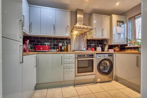 FITTED KITCHEN TO FRONT