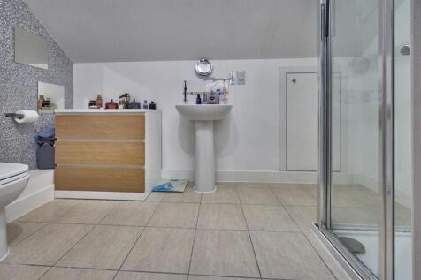 EN SUITE SHOWER ROOM