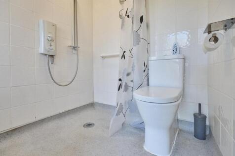 WETROOM TO REAR