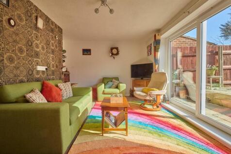 LOUNGE TO REAR