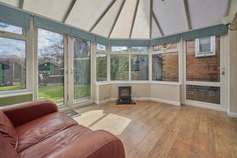 UPVC SUDG CONSERVATORY/DINING ROOM TO REAR