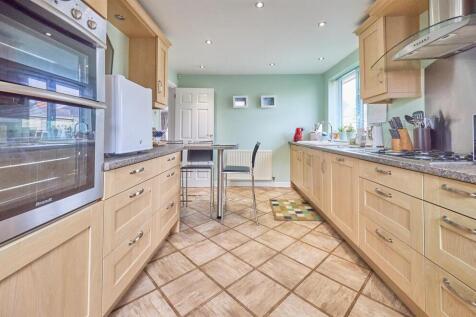 REFITTED BREAKFAST KITCHEN TO REAR