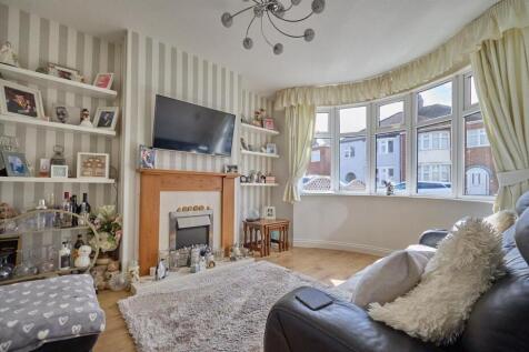 LOUNGE TO FRONT
