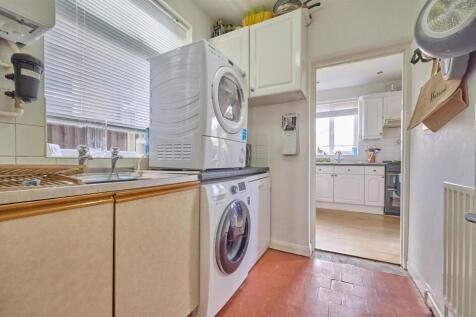 UTILITY ROOM TO SIDE