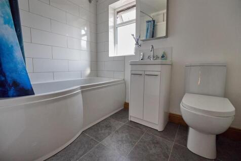 REFITTED BATHROOM TO REAR