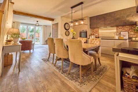 FITTED DINING KITCHEN AREA TO FRONT