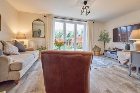 LOUNGE AREA TO REAR