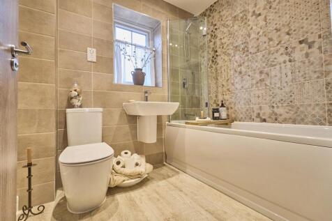 FRONT FAMILY BATHROOM