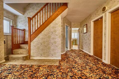 L SHAPED ENTRANCE HALLWAY