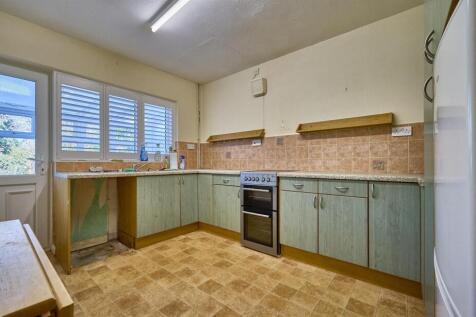 FITTED KITCHEN TO REAR