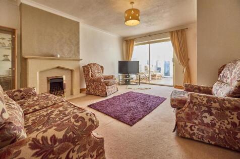 REAR LOUNGE