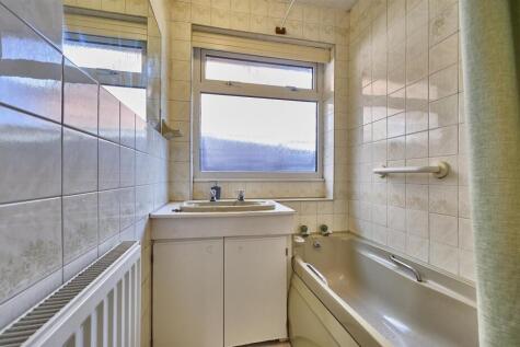 BATHROOM TO SIDE