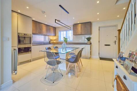 FITTED DINING KITCHEN TO FRONT