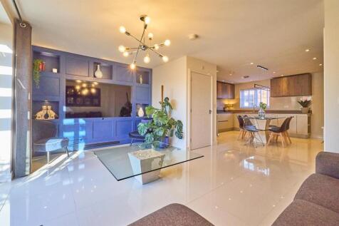 FITTED DINING KITCHEN TO FRONT