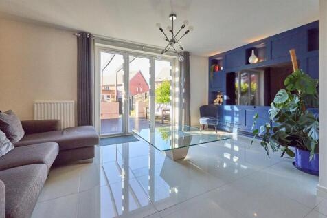 LOUNGE TO REAR