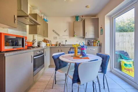 FITTED DINING KITCHEN TO REAR