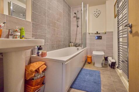 BATHROOM TO SIDE