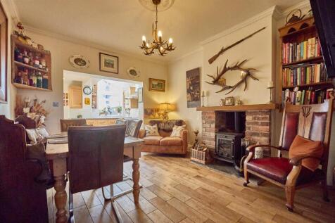 LOUNGE/DINING AREA