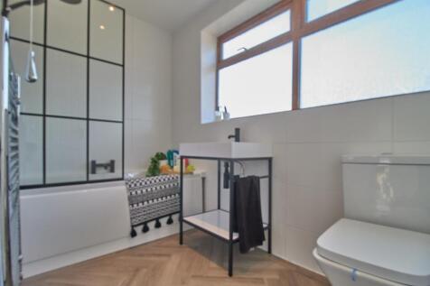 Family Bathroom to Rear