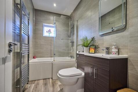 REAR FAMILY BATHROOM