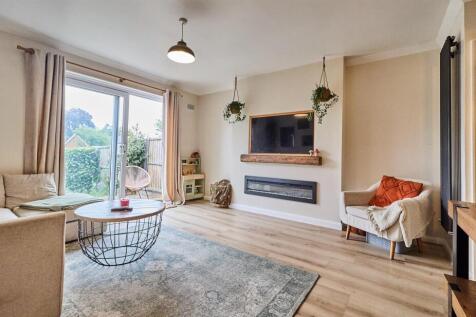 Lounge dining room to rear