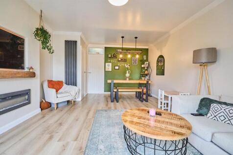 Lounge dining room to rear