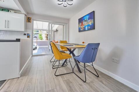 FITTED DINING KITCHEN TO REAR