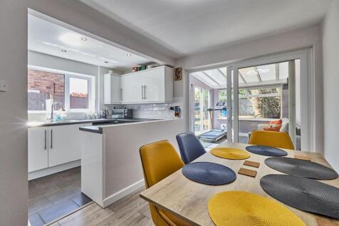 FITTED DINING KITCHEN TO REAR