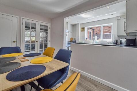 FITTED DINING KITCHEN TO REAR