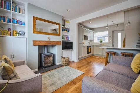 OPEN PLAN REFITTED LIVING/DINING KITCHEN