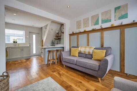 OPEN PLAN REFITTED LIVING/DINING KITCHEN