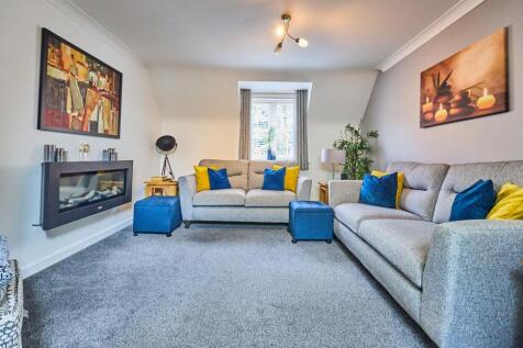 FRONT LOUNGE