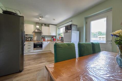FITTED DINING KITCHEN TO REAR