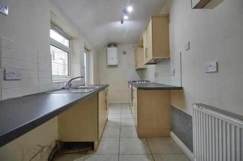 FITTED KITCHEN TO REAR