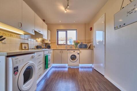 BREAKFAST KITCHEN TO FRONT