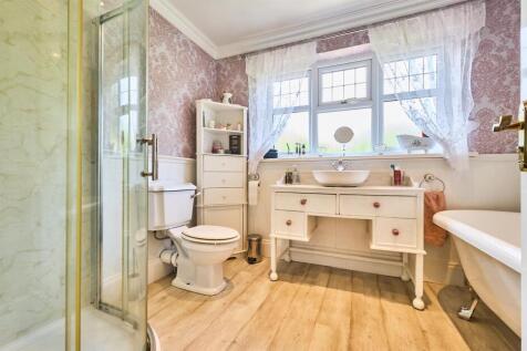 Rear Refitted En-Suite Bathroom