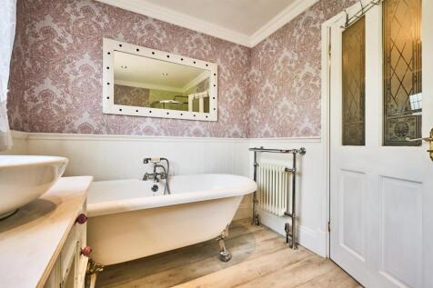 Rear Refitted En-Suite Bathroom