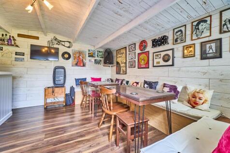 Log Cabin/Entertaining Room