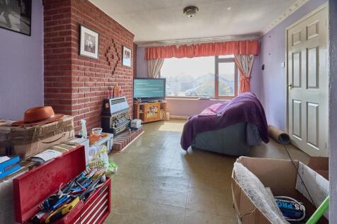 LOUNGE TO FRONT