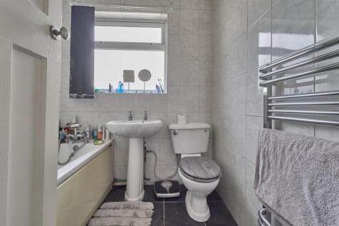 FAMILY BATHROOM TO REAR