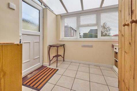 UTILITY ROOM/REAR PORCH