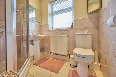 SHOWER ROOM TO FRONT